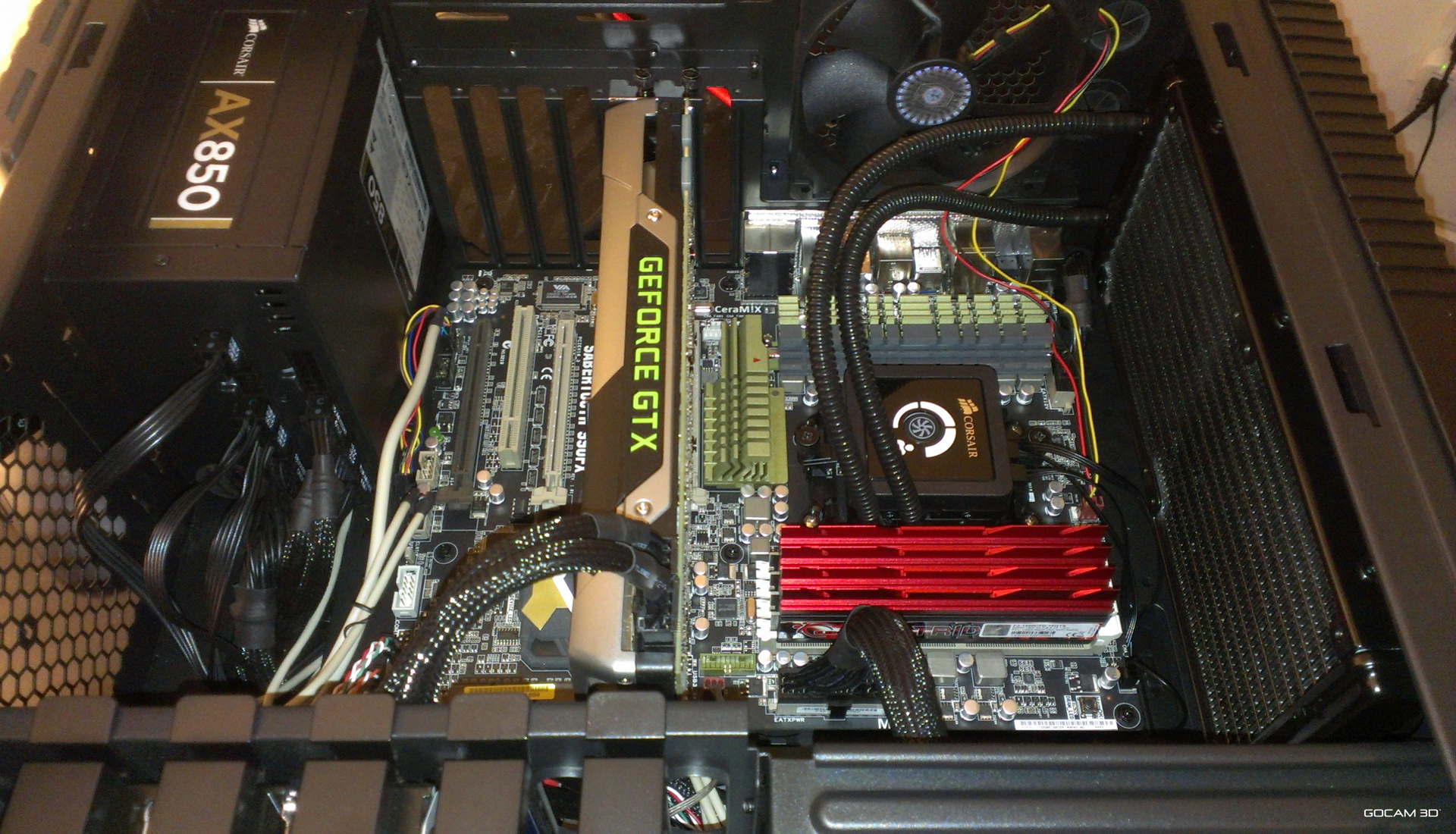 Vue de l'intérieur de la première station de travail informatique avec carte graphique GeForce GTX et système de refroidissement