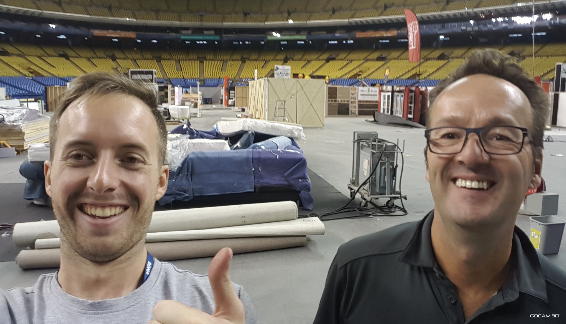Selfie souriant de Philippe Campagna-Vézina et Jean-Guy Beaulieu lors du démontage du stand GOCAM 3D au Stade Olympique de Montréal.